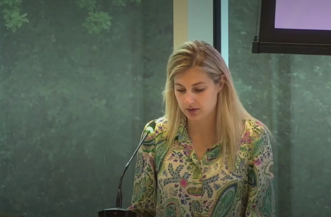 Vienna Geers tijdens haar maidenspeech strategie Geldrop-Mierlo