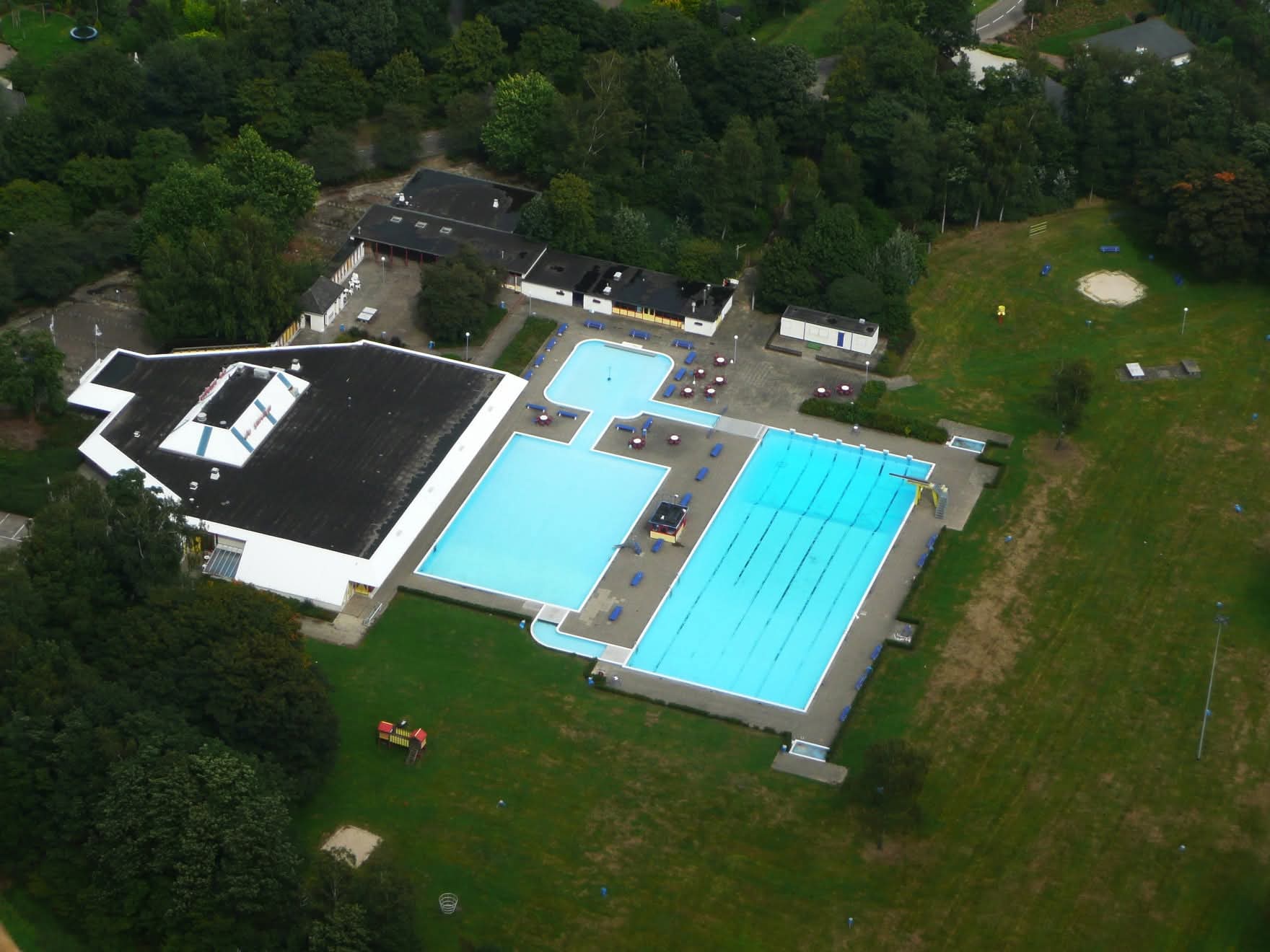 Geniet van een mooi uitzicht op het Laco buitenzwembad met drie ruime baden, groene grasvelden en bomen. Toegangsprijs kan beter.