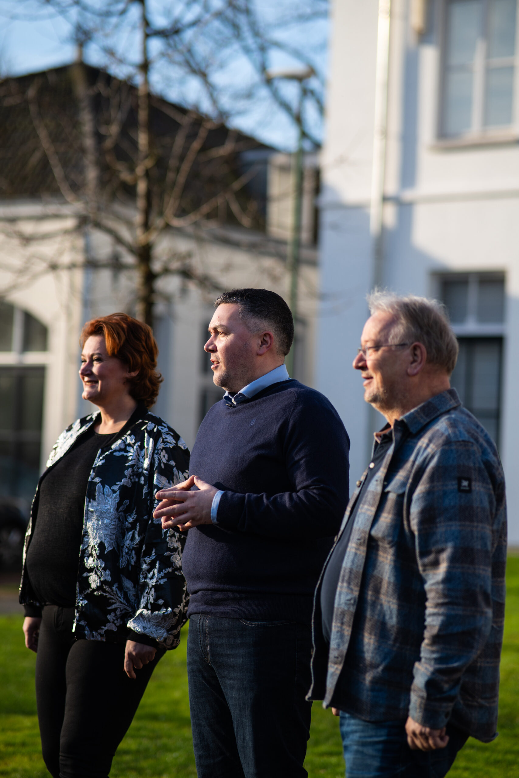 Mariëlle Verdouw-de Vet (l), Daan Jansen (m) en Erik Kuenen (r) poseren bij het gemeentehuis in Geldrop.