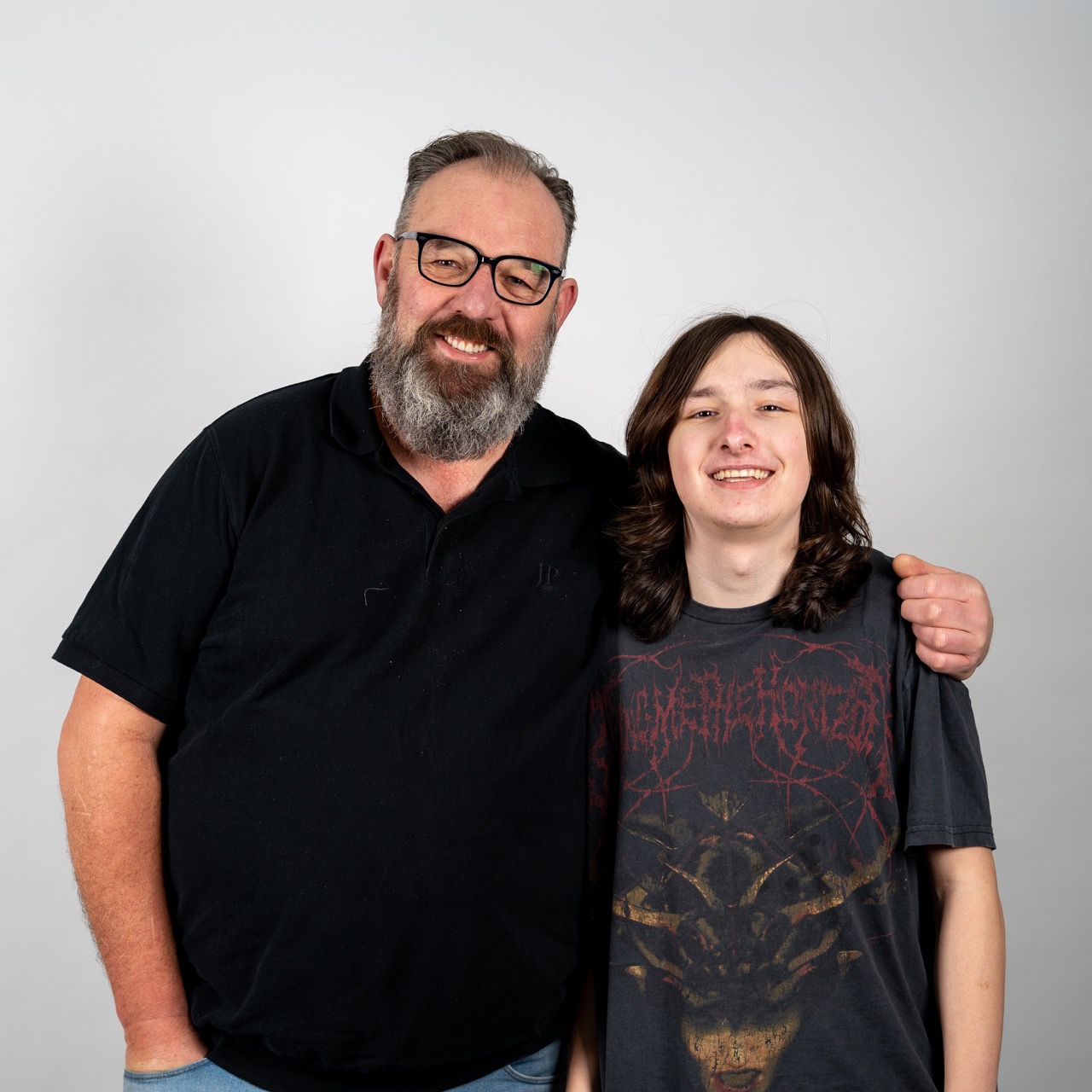 Jeroen en Kjeld staan naast elkaar lachend op de foto.